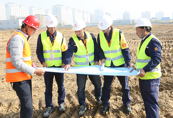 通威太陽能合肥基地10GW高效晶硅電池項目現場，工程部員工實地查看施工圖紙.jpg